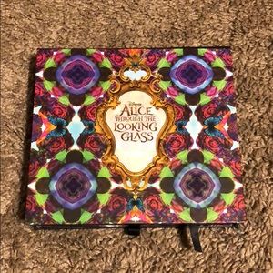 Alice through the looking glass Palette